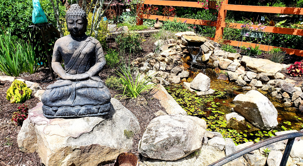 Bouddha dans jardin