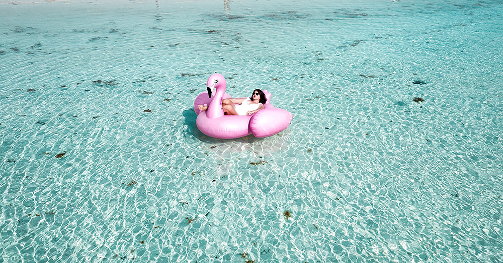 bouée flamant rose piscine