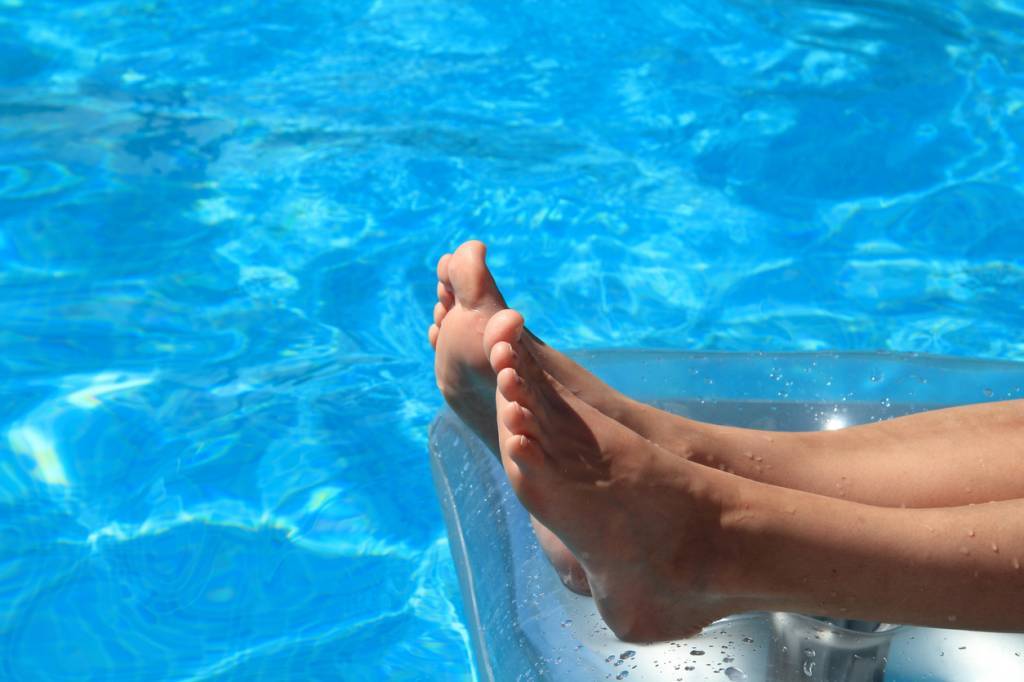 détente dans un spa gonflable