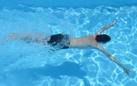 Nettoyer sa piscine avec un gel détartrant