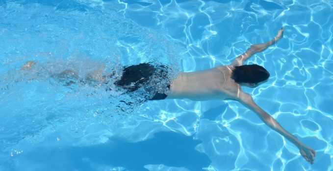 Nettoyer sa piscine avec un gel détartrant