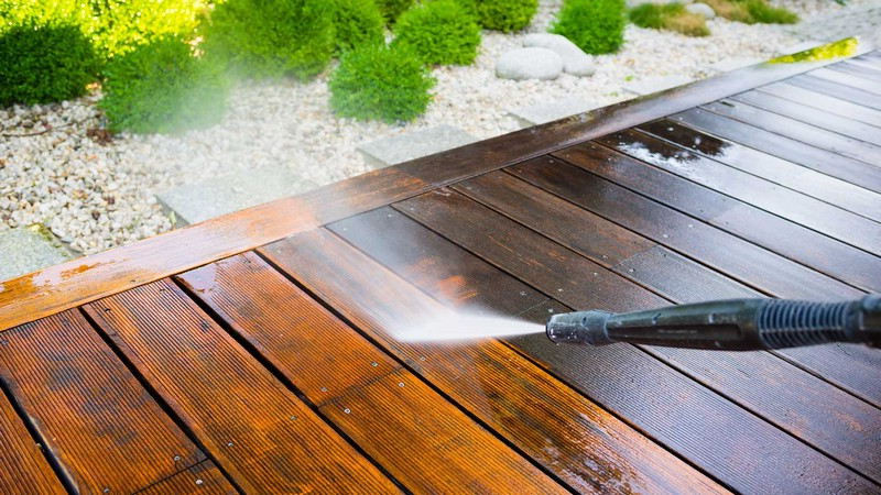 Nettoyer une terrasse en bois