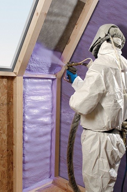 Mousse polyuréthane expansive : comment la nettoyer sur des mains ?